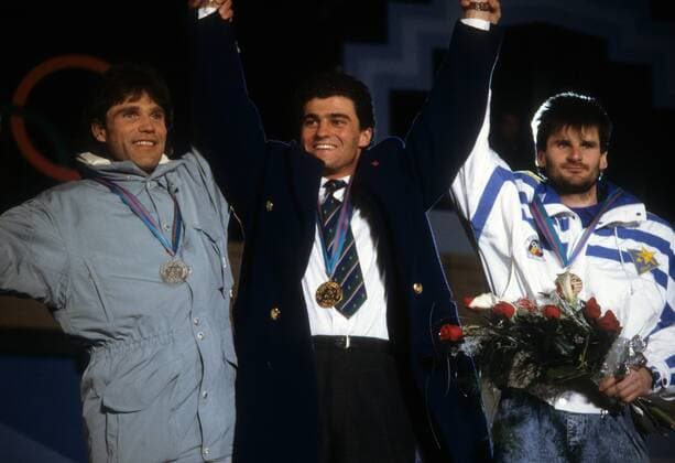 Siegerehrung Slalom bei den olympischen Winterspielen 1988, v.li.: Frank Wörndl (BR Deutschland), Alberto Tomba (Italien) und Paul Frommelt (Liechtenstein) Alpiner Skilauf OS Winter Herren Olympische Winterspiele Calgary 1988, Spiele, Ski Alpin, Slalom Gruppe Nakiska Freude,