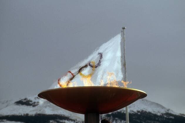 Olympiaflamme und Olympiafahne am Mount Allan, dem Austragungsort der Alpinen Skiwettbewerbe der Olympischen Spiele Calgary 1988 Alpiner Skilauf OS Winter Herren Olympische Spiele Calgary 1988, Winterspiele, Ski Alpin, Skisport Gruppe Nakiska