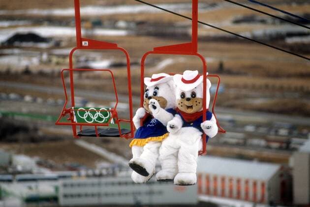 Hidy und Howdy, die Maskottchen der Olympischen Winterspiele 1988 in Calgary, im Skilift OS Winter Herren Olympische Spiele Calgary 1988, Winterspiele Gruppe Calgary