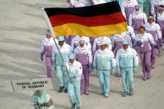Fahnenträger Peter Angerer (BR Deutschland) führt die deutsche Delegation bei der Eröffnungsfeier der Olympischen Spiele 1988 in Calgary an OS Winter Herren Olympische Spiele Calgary 1988, Winterspiele, Eröffnung, Feier, Eröffnungsfeier, Zeremonie Totale Calgary