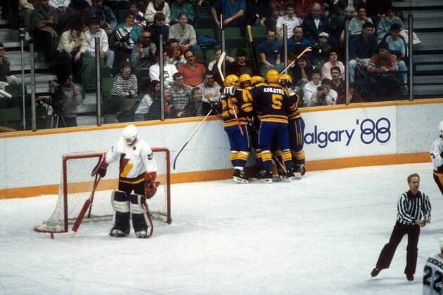 Torjubel Schweden, Torwart Karl Friesen (BR Deutschland) ist geschlagen Eishockey OS Winter Herren Olympische Spiele Calgary 1988, Winterspiele, Länderspiel, Nationalteam, Nationaltrikot Totale Calgary Freude, Begeisterung,