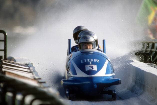 DDR I mit Pilot Wolfgang Hoppe, Dietmar Schauerhammer, Bogdan Musiol, Ingo Voge Bobsport OS Winter Herren Olympische Spiele Calgary 1988, Winterspiele, Vierer Bob, Viererbob Einzelbild Calgary