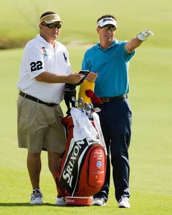 Sport, Golf, Dubai World Championship: Robert Allenby (Australien rechts) mit Caddy