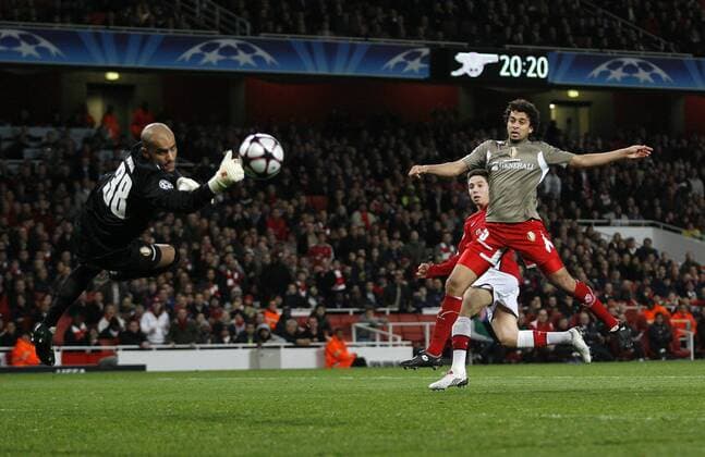 Arsenal s Samir Nasri (2.R.) scoring his sides opening goal Group H Arsenal v Standard Liege 24th November, 2009 EDITORIAL USE ONLY. No use with unauthorised audio, video, data, fixture lists, club league logos or live services. Online in-match use limited to 120 images, no video emulation. No use in betting, games or single club league player publications. o0 FC London, Tor, Lüttich