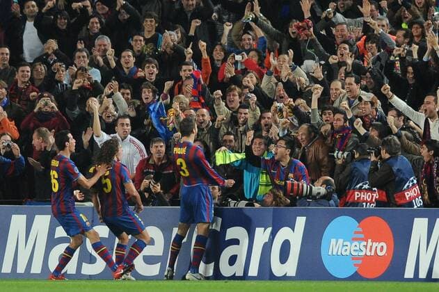 Gerard Pique (FC Barcelona, re.) - Torjubel mit den Fans -  o0 Jubel, Freude, totale o00 Zuschauer