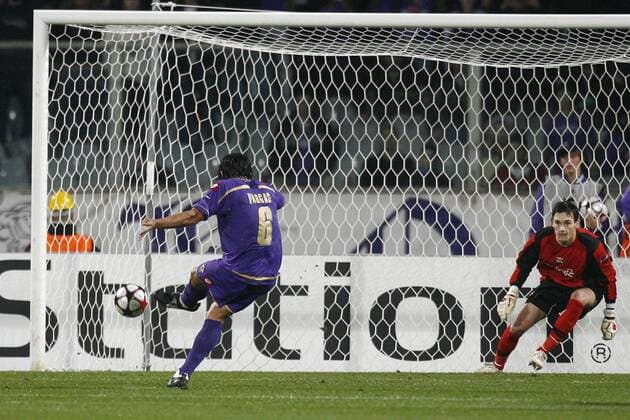 Juan Vargas (AC Florenz, li.) trifft per Elfmeter gegen Torwart Hugo Lloris (Olympique Lyonnais) -  o0 Jubel, Freude, ACF Fiorentina, OL; Lyon Tor
