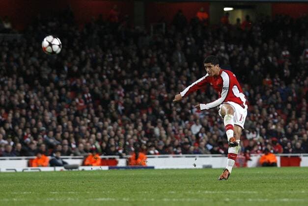 Arsenal s Denilson scoring his sides second goal UEFA Champions League Group H Arsenal v Standard Liege 24th November, 2009 EDITORIAL USE ONLY. No use with unauthorised audio, video, data, fixture lists, club league logos or live services. Online in-match use limited to 120 images, no video emulation. No use in betting, games or single club league player publications. o0 FC London, Tor