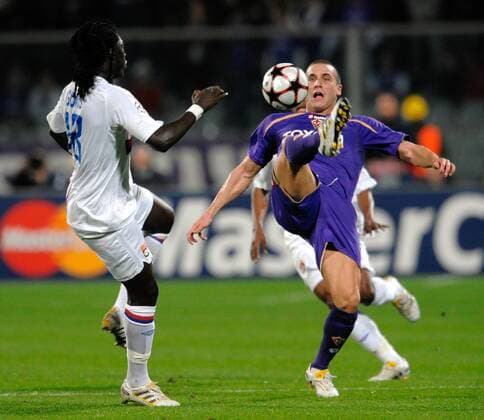 BAFETIMBI GOMIS (L) LYON - LORENZO DE SILVESTRI FIORENTINA, AC Florenz (violett) - Olympique Lyonnais (weiß) 24 11 2009 Stadio Artemio Franchi Champions League 2009 2010 - ANDREAXSTACCIOLI o0 ACF Fiorentina