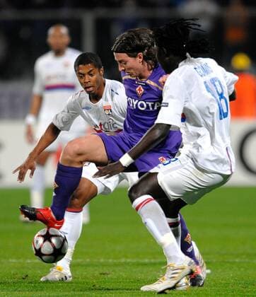 RICCARDO MONTOLIVO (C) FIORENTINA BETWEEN MICHEL BASTOS (L) AND BAFETIMBI GOMIS, AC Florenz (violett) - Olympique Lyonnais (weiß) 24 11 2009 Stadio Artemio Franchi Champions League 2009 2010 - ANDREAXSTACCIOLI o0 ACF Fiorentina