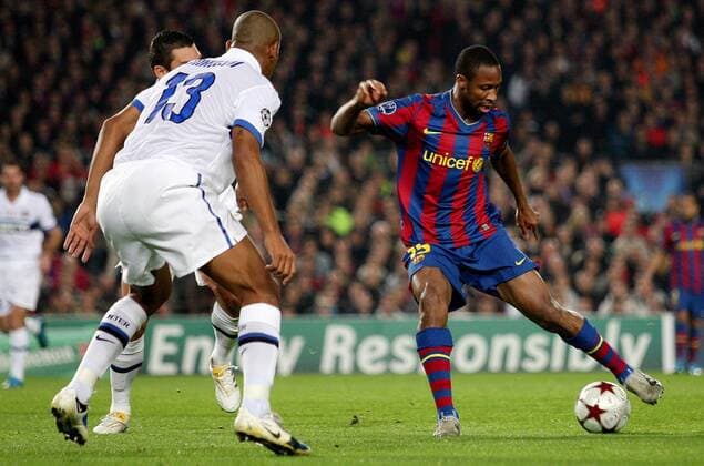 FC Barcelona s Seydou Keita (R) fight for the ball with Inter Milan s Maicon during their Champions League football match at Camp Nou stadium in Barcelona, 24 November 2009. - PacoxSerinelli