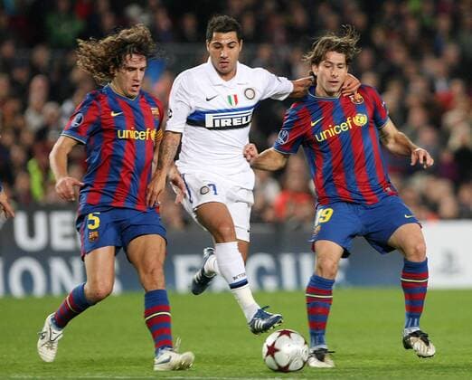 Inter Milan s Ricardo Quaresma (c) and FC Barcelona s Carles Puyol (l) and Maxwell during the Champions League match.November 24 2009.  (20091124127)