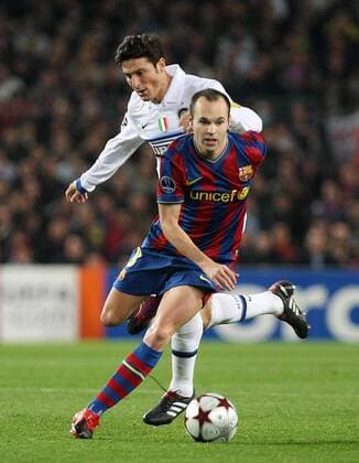 FC Barcelona s Andres Iniesta (f) and Inter Milan s Javier Zanetti during the Champions League match.November 24 2009.  (20115350)