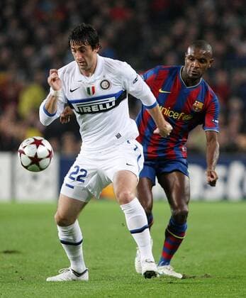 Inter Milan s Diego Milito (l) and FC Barcelona s Eric Abidal during the Champions League match.November 24 2009.  (20115351)