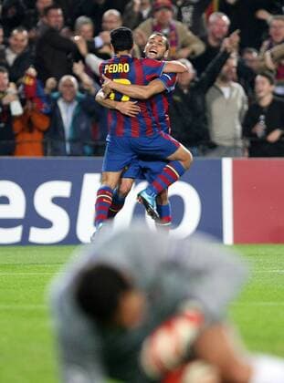 FC Barcelona s Daniel Alves (r) and Pedro Rodriguez celebrate goal during the Champions League match.November 24 2009.  (20115352)