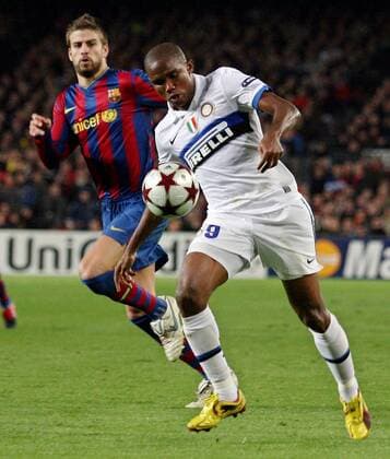 FC Barcelona s Gerard Pique (l.) fights for the ball with Inter Milan s Samuel Eto o - PacoxSerinelli