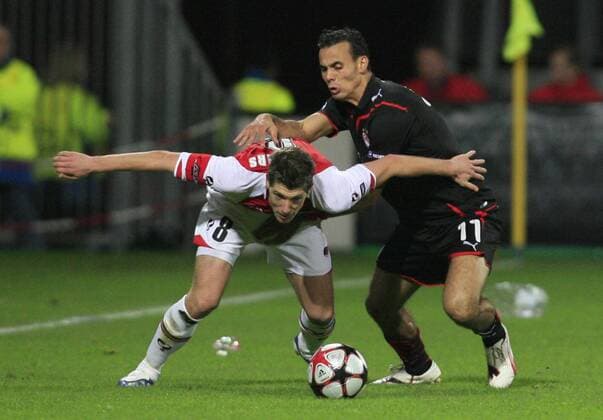 AZ Alkmaar (rot) - Olympiakos Piräus (schwarz). Stijn Schaars (L) with Jaouad Zairi (r) - 