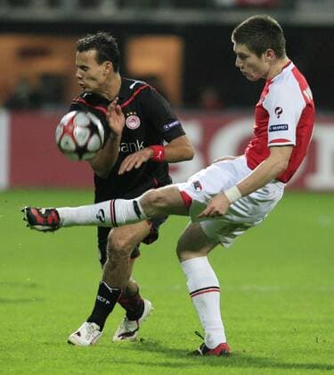 AZ Alkmaar (rot) - Olympiakos Piräus (schwarz). Sebastien Pocognoli (r) with Jaouad Zairi (L) - 