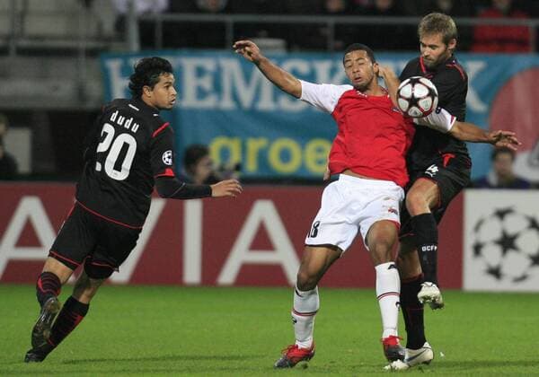 AZ Alkmaar (rot) - Olympiakos Piräus (schwarz). Moussa Dembele (C) with Olof Mellberg (r) - 