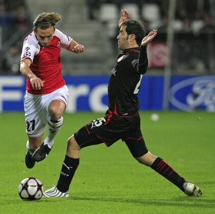 AZ Alkmaar (rot) - Olympiakos Piräus (schwarz). Brett Holman (L) with Enzo Maresca (r) - 