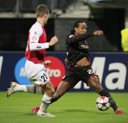 AZ Alkmaar (rot) - Olympiakos Piräus (schwarz). Niklas Moisander (L) with Leonardo (r) - 
