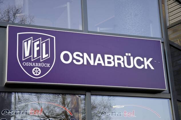 Fußball, Stadiongeschichte VfL Osnabrück VfL Osnabrück LOGO an der osnatel Arena o0 Objekte o00 Schild o0 Schild Detail o0 Emblem Vereinslogo Vereinsemblem
