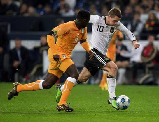 Fussball Länderspiel Gelsenkirchen 18.11.2009 - Deutschland (weiß) vs Elfenbeinküste (orange) 2:2 - Kolo TOURE vs Lukas PODOLSKI (R)