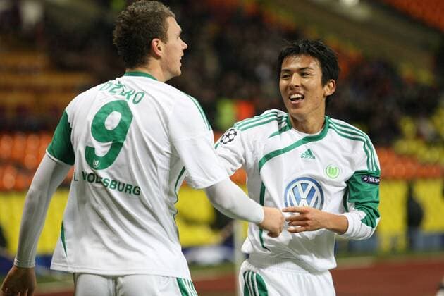 162: MOSCOW, RUSSIA. NOVEMBER 25, 2009. VfL Wolfsburg s Edin Dzeko, Makoto Hasebe (L-R) celebrate a goal in the UEFA Champions League match. CSKA Moscow beat VfL Wolfsburg 2 - 1.  premiumd RE0C319F o0 Jubel Freude