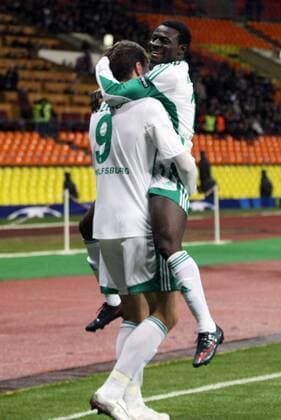 161: MOSCOW, RUSSIA. NOVEMBER 25, 2009. VfL Wolfsburg s Edin Dzeko, Obafemi Martins (L-R) celebrate a goal in the UEFA Champions League match. CSKA Moscow beat VfL Wolfsburg 2 - 1.  premiumd S007E4F6 o0 Jubel Freude