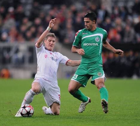 FUSSBALL International Champions League SAISON 2009 2010 25.11.2009 - FC Bayern München (weiß) vs Maccabi Haifa (grün) - Bastian Schweinsteiger (li, Bayern) gegen Baram Kayal (Haifa) 