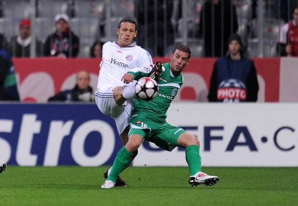 FUSSBALL International Champions League SAISON 2009 2010 25.11.2009 - FC Bayern München (weiß) vs Maccabi Haifa (grün) - Martin Demichelis (Bayern) gegen Ali Osman (Maccabi) 