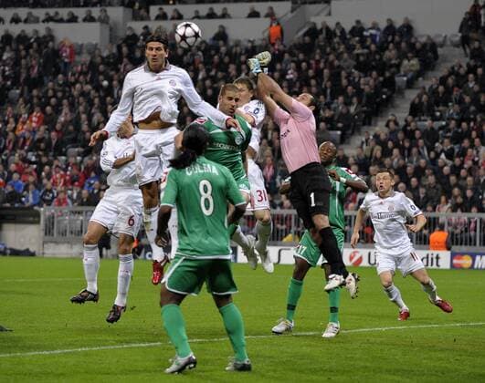 25.11.2009, Vorrunde der Championsleague 2009 2010, 5.Spieltag Gruppe A , FC Bayern München - Maccabi Haifa, Mario Gomez (Bayern München, L) im Luftkampf gegen Torwart Nir Davidovitch (Haifa).