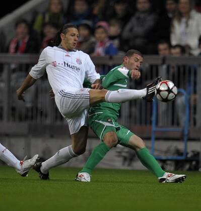 25.11.2009, Vorrunde der Championsleague 2009 2010, 5.Spieltag Gruppe A , FC Bayern München - Maccabi Haifa, v.li. Martin Demichelis (FC Bayern München) gegen Ali Osman (Haifa).