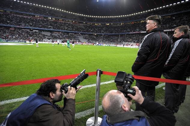 25.11.2009, Vorrunde der Championsleague 2009 2010, 5.Spieltag Gruppe A , FC Bayern München - Maccabi Haifa, Trainer Louis van Gaal ( Bayern München) im Focus der Fotografen.