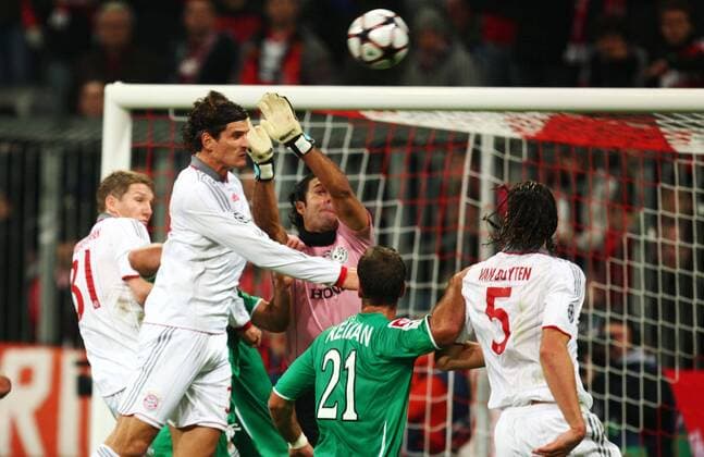 Mario Gomez ( Bayern, 2.v.l. ) und Bastian Schweinsteiger (Bayern, l.) im Kopfballduell mit Nir DAVIDOVITCH ; TORWART Haifa , FC Bayern München - Maccabi Haifa