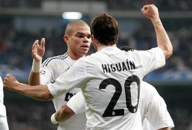 Real Madrid s Gonzalo Higuain celebrates with Pepe -  (200911253513) o0 Jubel, Freude