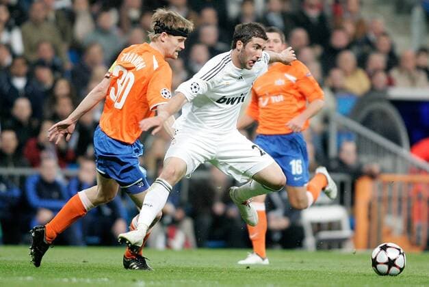Real Madrid s Gonzalo Higuain (r.) against FC Zürich s Hannu Tihinen -  (2009112540573)