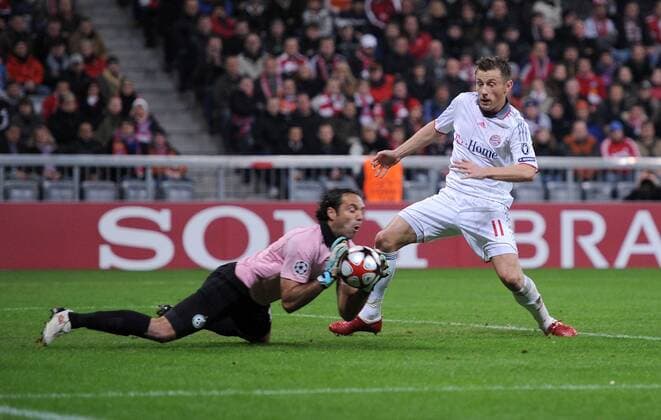 FC Bayern München - Maccabi Haifa FC , Ivica Olic (re, FCB) gegen Nir Davidovitch (li, Maccabi) 