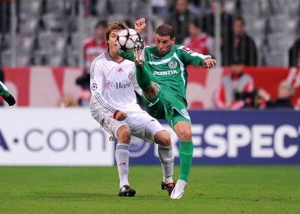 FC Bayern München - Maccabi Haifa FC , Holger Badstuber (FCB, l.) gegen Ali Osman (Maccabi) 