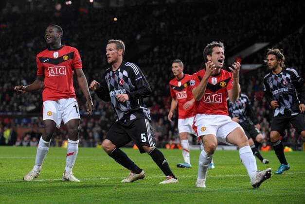 Frustration for Michael Owen (R) of Manchester United as another chance goes missing, second left Michael Fink (Besiktas Istanbul) Champions League Group B Manchester United v Besiktas Istanbul 25th November, 2009 EDITORIAL USE ONLY. No use with unauthorised audio, video, data, fixture lists, club league logos or live services. Online in-match use limited to 120 images, no video emulation. No use in betting, games or single club league player publications. o0 enttäuscht, ManU