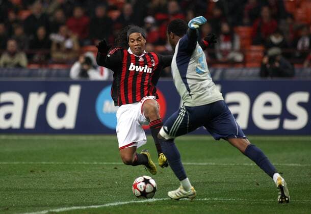 RONALDINHO (AC Mailand, li.) gegen Torwart Steve Mandanda (Olympique de Marseille) o0 OM