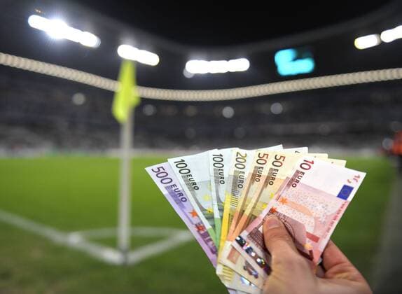 Fotomontage - Wettskandal bei der UEFA - 7 Qualifikationsspiele zur Champions League und zur Europa League stehen unter dem Verdacht verschoben worden zu sein. Selbst im höchsten europäischen Teamwettbewerb steht das Geld im Vordergrund... o0 Geld Scheine Schein Geldscheine Geldschein Wetten Sportwetten Skandal Wettmafia Finanzen Wirtschaft