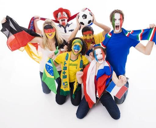 Fußballfans unterschiedlicher Nationen, Fußball ibxyan01357775 - MODEL RELEASED o0 Jubel Freude o0 Fangruppe o0 Fanfreundschaft Völkerverständigung