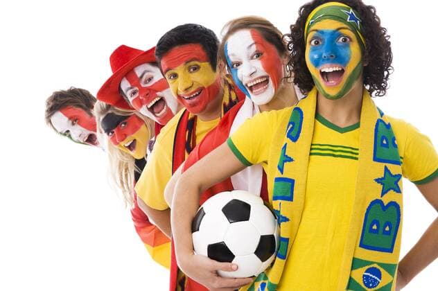 Fußballfans unterschiedlicher Nationen, Fußball ibxyan01357780 - MODEL RELEASED o0 Fangruppe kurios Koomik o0 Fanfreundschaft Völkerverständigung