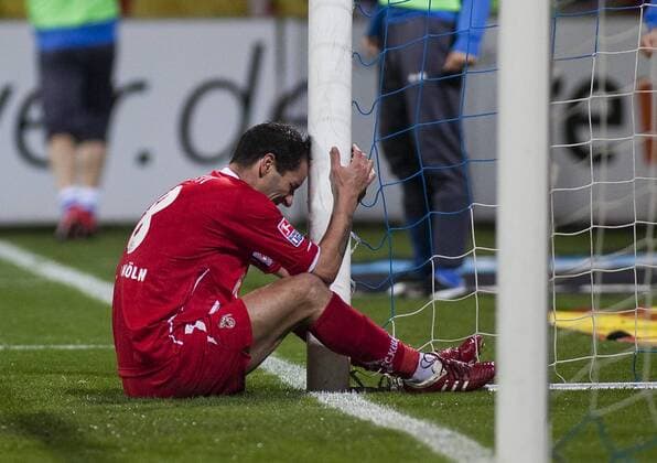 VfL Bochum (blau) - 1. FC Köln (rot), Petit (1. FC Köln) sitzt verzweifelt am Pfosten