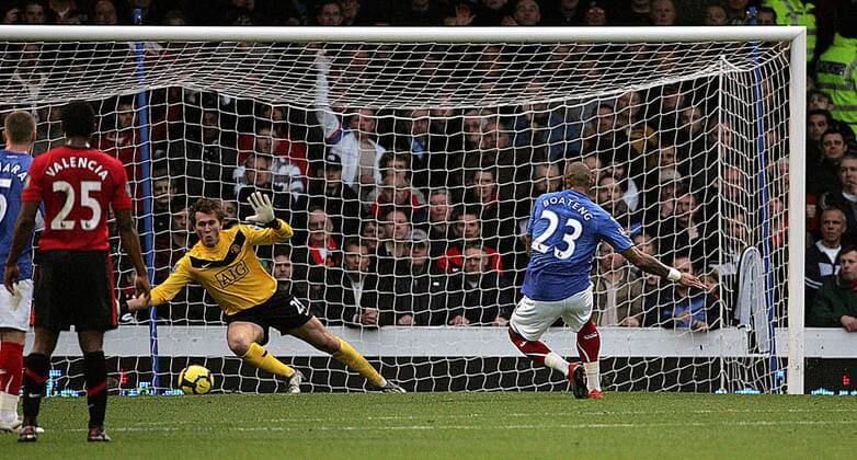 Kevin-Prince Boateng (R) of Portsmouth scores his side s first goal from the penalty spot Barclays Premier League Portsmouth FC v Manchester United 28th November, 2009 EDITORIAL USE ONLY. No use with unauthorised audio, video, data, fixture lists, club league logos or live services. Online in-match use limited to 120 images, no video emulation. No use in betting, games or single club league player publications.