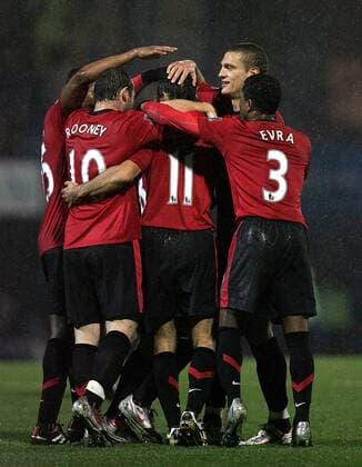 Manchester United players celebrate Ryan Giggs (C) scoring their fourth goal Barclays Premier League Portsmouth FC v Manchester United 28th November, 2009 EDITORIAL USE ONLY. No use with unauthorised audio, video, data, fixture lists, club league logos or live services. Online in-match use limited to 120 images, no video emulation. No use in betting, games or single club league player publications. o0 Jubel Freude