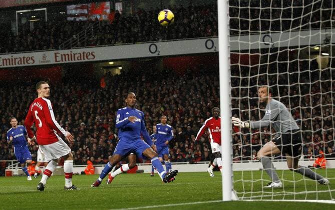 Chelsea s Didier Drogba (2L) scoring his sides first goal Barclays Premier League Arsenal v Chelsea 29th November, 2009 EDITORIAL USE ONLY. No use with unauthorised audio, video, data, fixture lists, club league logos or live services. Online in-match use limited to 120 images, no video emulation. No use in betting, games or single club league player publications. o0 Tor
