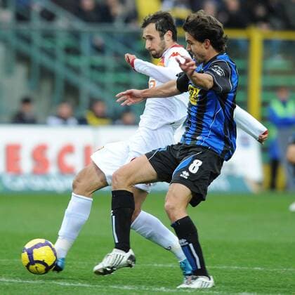 Bergamo 29 11 2009 - Serie A Atalanta Bergamo (blau) - AS Roma (weiß): Mirko Vucinic (hi.) - György Garics - 