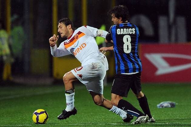 Bergamo 29 11 2009 - Serie A Atalanta Bergamo (blau) - AS Roma (weiß): Francesco Totti (li.) - György Garics - 
