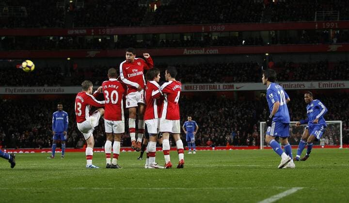 Chelsea s Didier Drogba (R) scoring his sides third goal --- Premier League - FC Arsenal London vs. FC Chelsea London, 29th November, 2009 EDITORIAL USE ONLY. No use with unauthorised audio, video, data, fixture lists, club league logos or live services. Online in-match use limited to 120 images, no video emulation. No use in betting, games or single club league player publications. o0 Tor Mauer Abwehrmauer